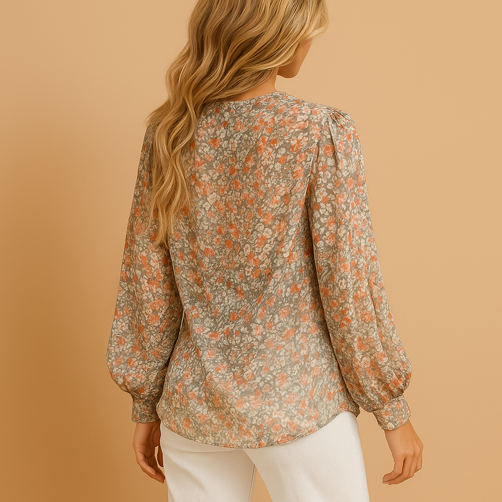 Women’s floral summer blouse with long sleeves, light fabric and a loose comfortable fit, ideal for warm days and casual or chic outfits.