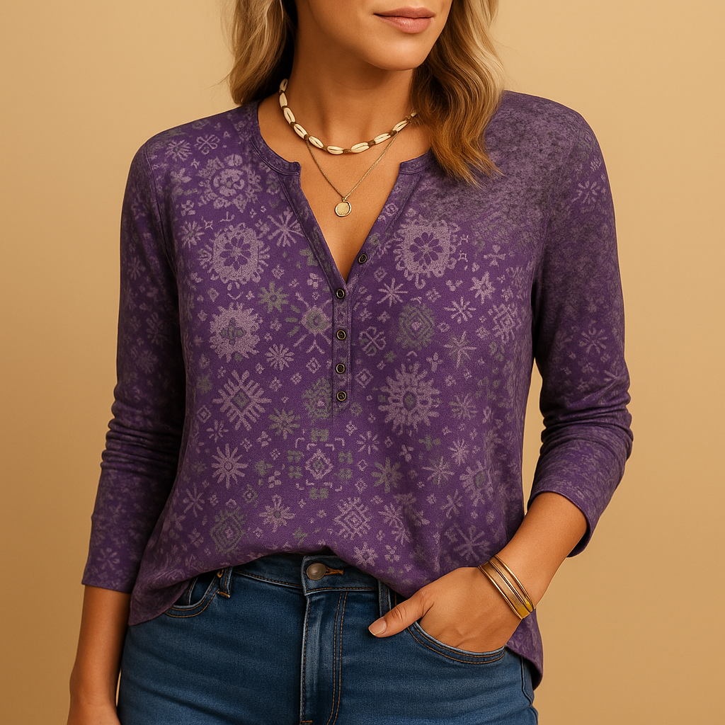 Women’s lightweight summer blouse with a breathable fit and feminine design, suitable for beach days, vacations, and warm-weather outings.