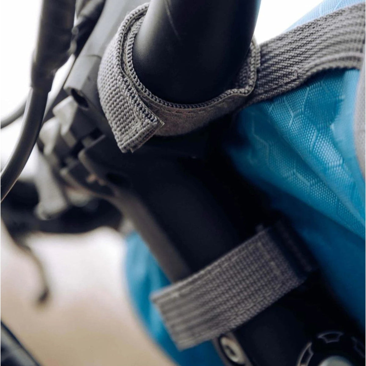 Bike Handlebar Bag with Touchscreen Phone Pocket and Detachable Shoulder Strap - Image 9