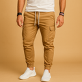 Men’s cargo pants with multiple utility pockets, designed for outdoor activities, city wear, and everyday comfort.