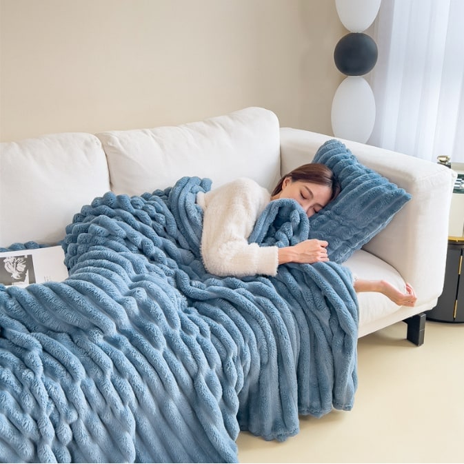 Faux Fur Throw Blanket with Plush Pile and Matching Pillowcase - Image 4