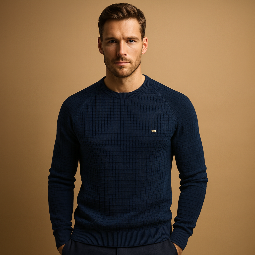 Men’s warm knitted crewneck sweater with soft fabric and a relaxed, timeless fit for autumn and winter wear.