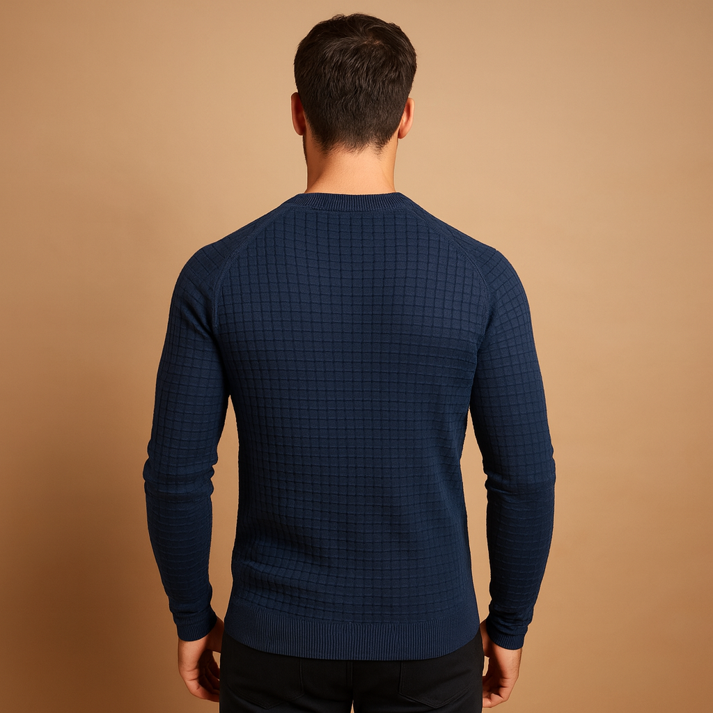 Men’s warm knitted crewneck sweater with soft fabric and a relaxed, timeless fit for autumn and winter wear.