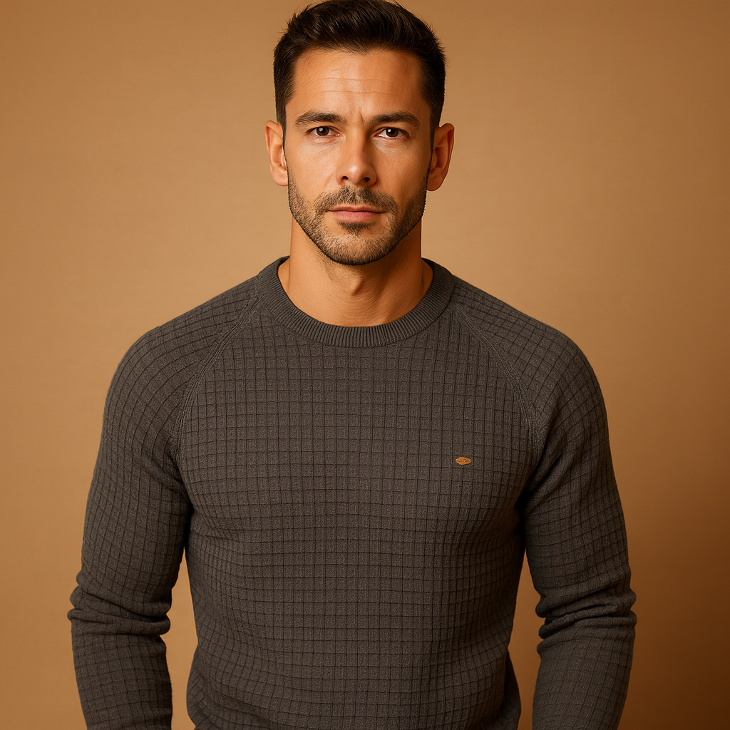Men’s warm knitted crewneck sweater with soft fabric and a relaxed, timeless fit for autumn and winter wear.