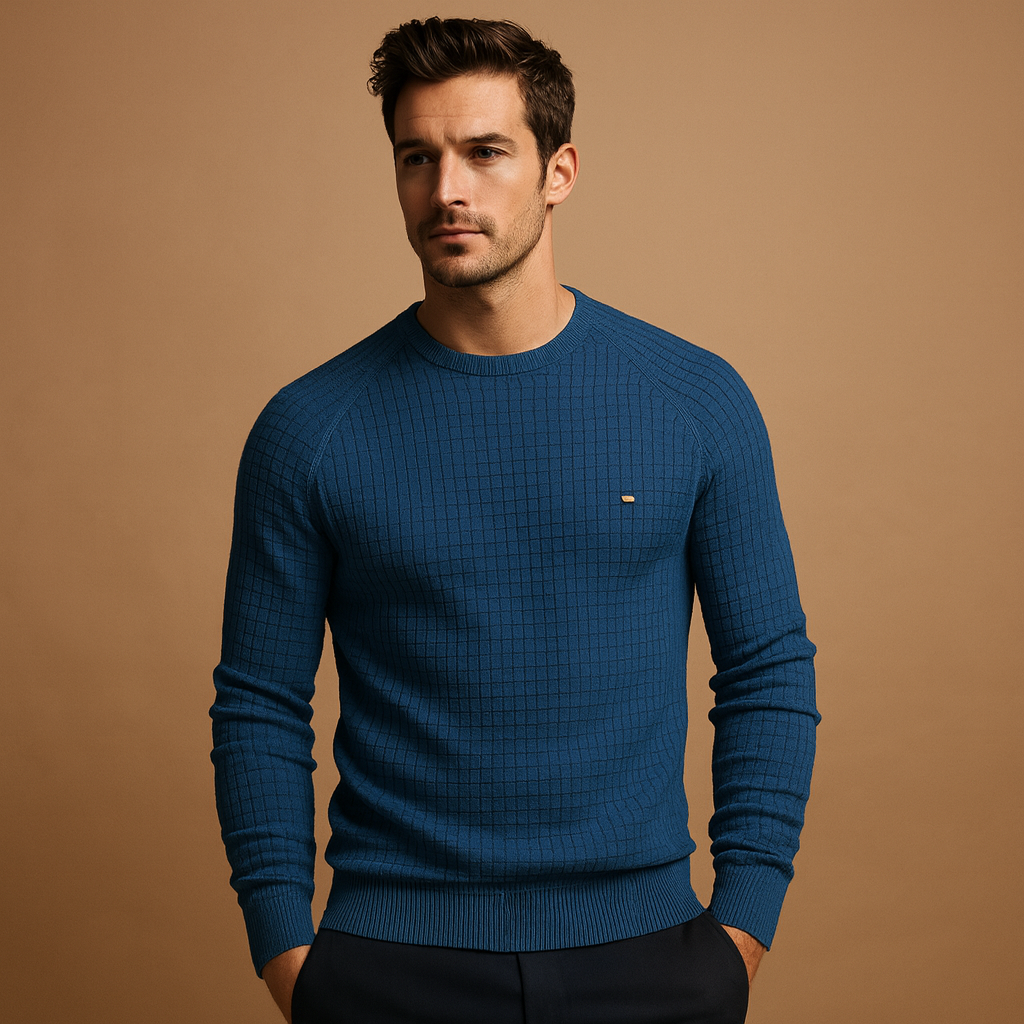 Men’s warm knitted crewneck sweater with soft fabric and a relaxed, timeless fit for autumn and winter wear.