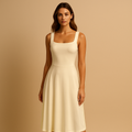 Women’s sleeveless solid color dress with minimalist design and flattering fit, ideal for brunches, formal events and casual outings.