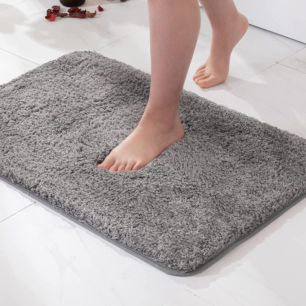 Ultra-Soft Plush Bath Mat with Non-Slip Backing and Machine Washable Design - Image 1